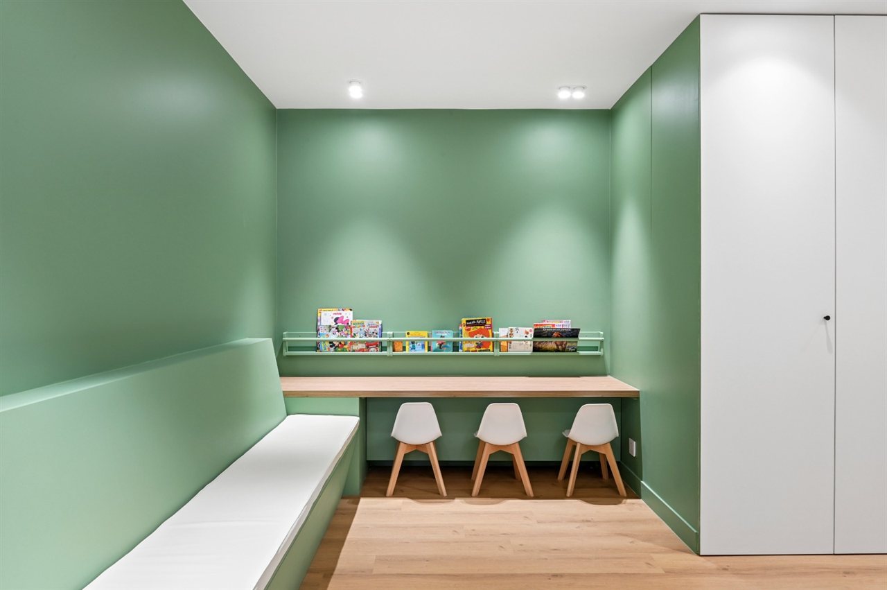 Salle d'attente pédiatrique avec ses livres et ses chaises d'enfant — Somnology, Paris 15